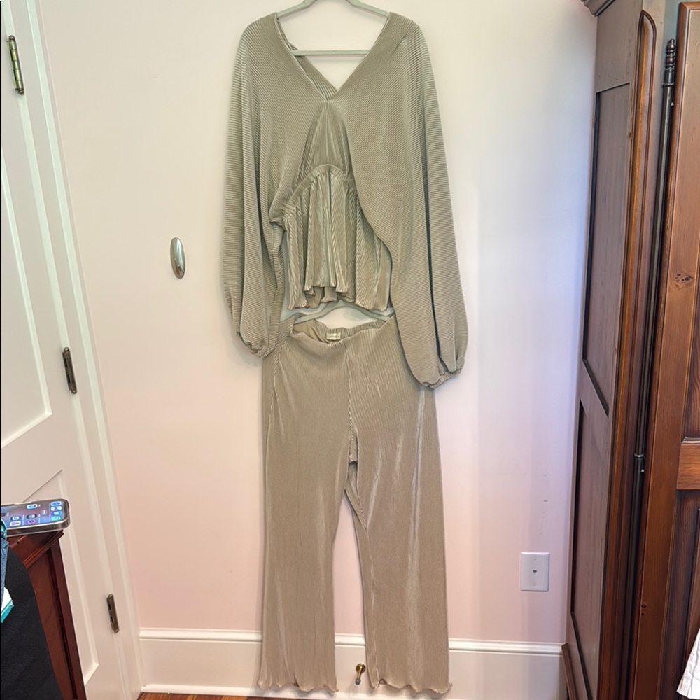 Elegant Women's Champagne set